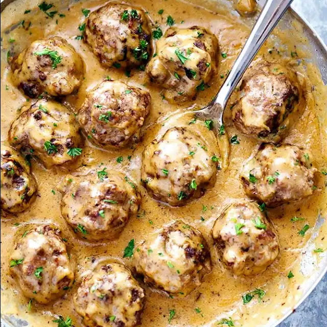 a plate of Cream Mushroom Meatballs, 忌廉蘑菇肉丸, 西式到會美食, 外賣飯盒批發, 外賣飯盒供應商, 商務飯盒, 講座飯盒